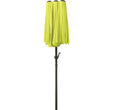 Geschlossener Sonnenschirm mit Mast