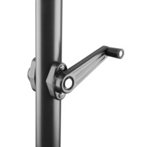 Detailansicht einer Kurbel zum Öffnen und Schließen eines Sonnenschirms