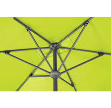 Ansicht von unten auf einen geöffneten Sonnenschirm mit Metallgestell