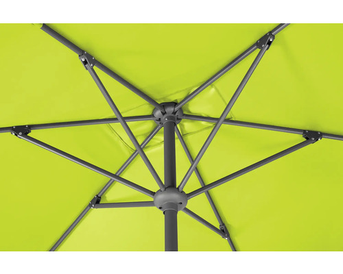 Ansicht von unten auf einen geöffneten Sonnenschirm mit Metallgestell