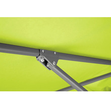 Detailansicht einer Gartenschaukel mit grünem Stoffbezug und Metallgestell