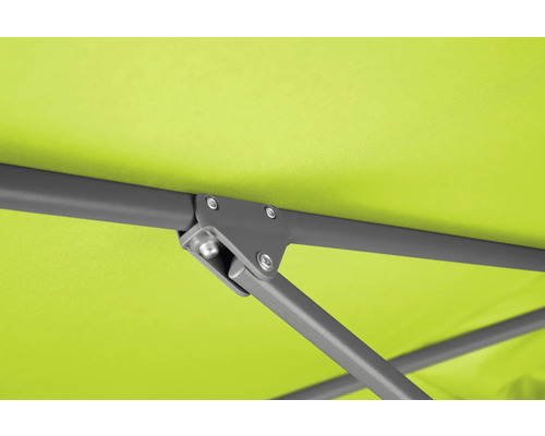 Detailansicht einer Gartenschaukel mit grünem Stoffbezug und Metallgestell