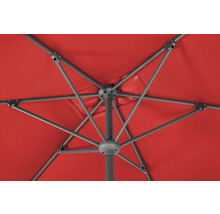 Unteransicht eines geöffneten Sonnenschirms mit Metallgestell