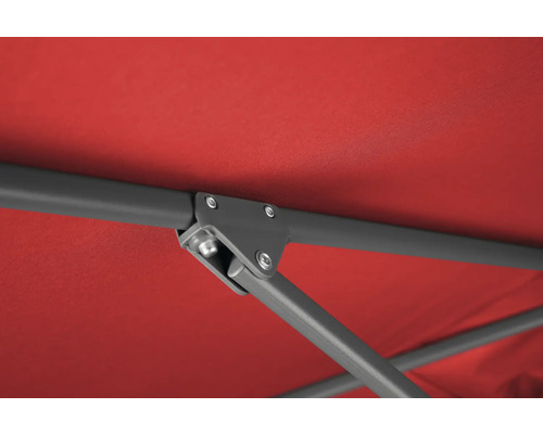 Detailansicht des Gestells und des roten Stoffdachs eines Pavillons.