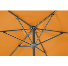 Detailaufnahme eines geöffneten Sonnenschirms mit Streben