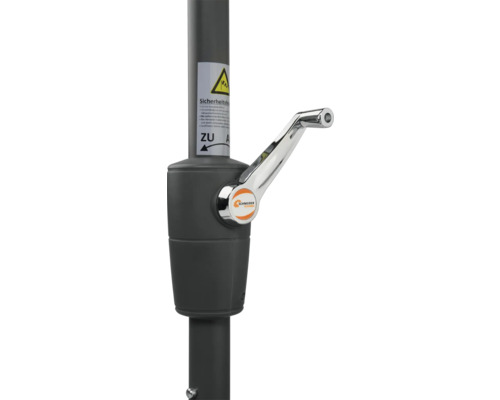 Kurbelmechanismus eines Sonnenschirms mit Sicherheitshinweis und Schneider Schirme Logo