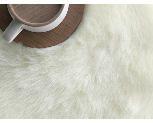 Nahaufnahme eines Teppichs mit langem Flor und einer Tasse auf einem Untersetzer