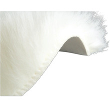 Detailansicht eines weißen, hochflorigen Teppichs