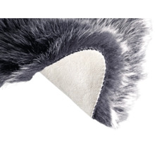 Grauer Kunstfellteppich mit umgeschlagener Ecke