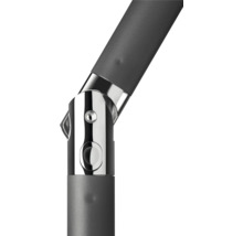 Detailansicht eines Sonnenschirmgelenks aus Metall