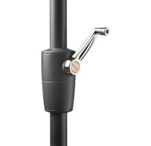 Detailansicht eines Sonnenschirmständers mit Schneider Schirme Logo und Handkurbel