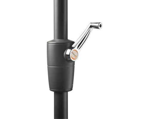 Detailansicht eines Sonnenschirmständers mit Schneider Schirme Logo und Handkurbel