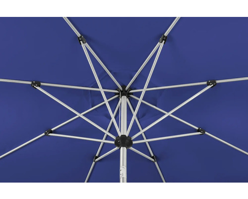 Unteransicht eines geöffneten Sonnenschirms mit Metallgestell