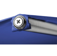 Detailansicht einer blauen Plane mit Schraube