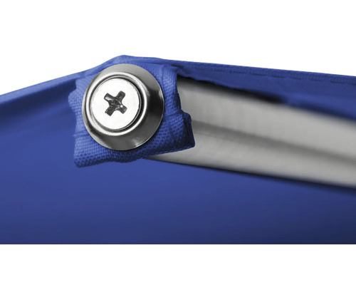 Detailansicht einer blauen Plane mit Schraube