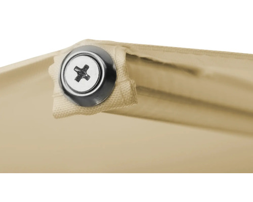 Detailansicht einer beigen Markise mit Schraube