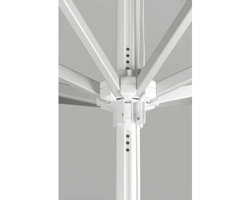 Detailansicht des Schirms mit Fokus auf die Mechanik zum Öffnen und Schließen