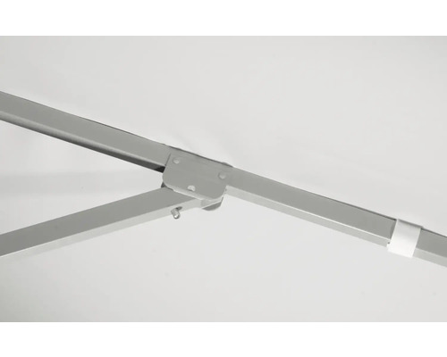 Detailansicht eines silberfarbenen Pavillonrahmens