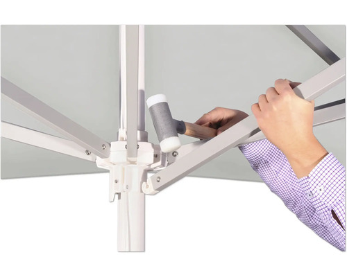 Detailansicht der Montage eines Sonnenschirms mit Gummihammer