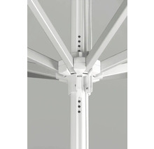 Detailaufnahme des Gestells eines Sonnenschirms.