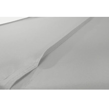 Detailaufnahme eines hellen Stoffbezugs mit Naht