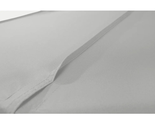 Detailaufnahme eines hellen Stoffbezugs mit Naht