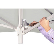 Montage eines Sonnenschirms mit Gummihammer