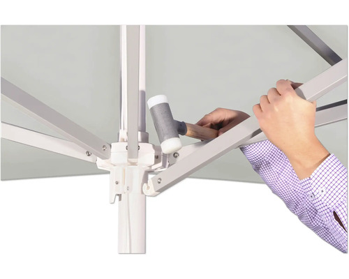 Montage eines Sonnenschirms mit Gummihammer