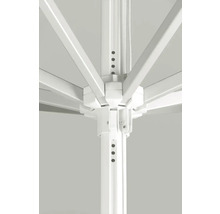 Detailansicht eines Sonnenschirms mit Fokus auf Mechanik und Streben