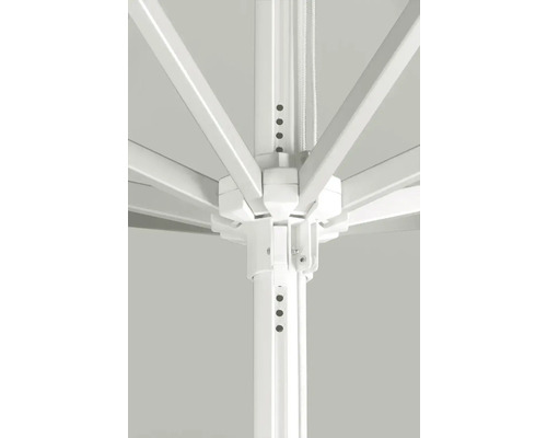 Detailansicht eines Sonnenschirms mit Fokus auf Mechanik und Streben