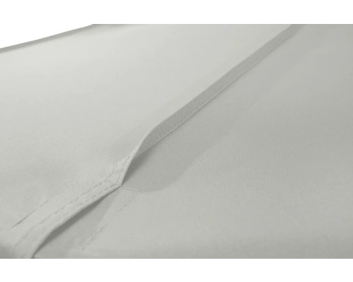 Detailansicht einer weißen Stoffbahn mit Naht