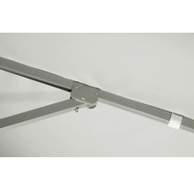 Detailansicht des Gestells eines Sonnenschirms.