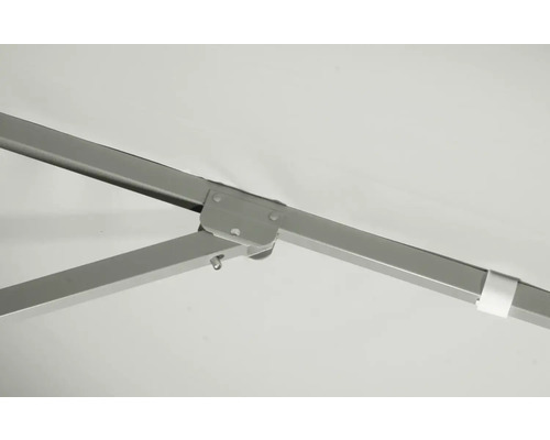 Detailansicht des Gestells eines Sonnenschirms.