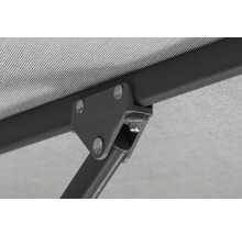 Detailaufnahme einer grauen Pavillonkonstruktion mit Schrauben