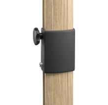 Detailaufnahme eines Holzpfostens mit Klemme und Drehknopf