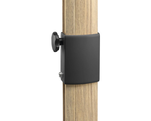 Detailaufnahme eines Holzpfostens mit Klemme und Drehknopf