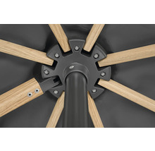 Detailansicht eines Sonnenschirms mit Holzstreben und zentraler Aufhängung