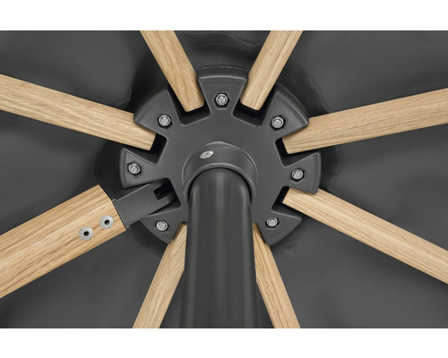 Detailansicht eines Sonnenschirms mit Holzstreben und zentraler Aufhängung