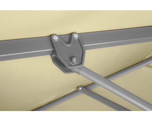 Detailansicht einer Sonnenschirmhalterung aus Metall