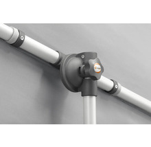 Detailansicht eines Sonnenschirms mit Schneider Schirme Logo