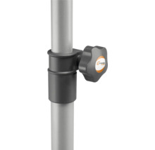 Detailaufnahme eines Sonnenschirmständers mit Stellschraube und Schneider Schirme Logo.