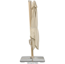 Zusammengefalteter Gartenschirm mit Betonsockel