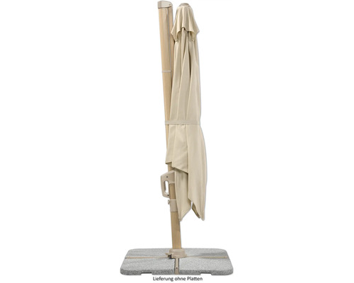 Zusammengefalteter Gartenschirm mit Betonsockel