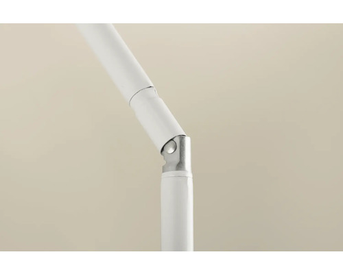 Detailaufnahme eines weißen Lampenarms mit verstellbarem Gelenk.