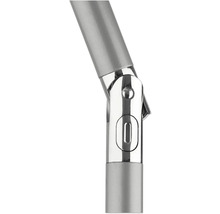 Detailaufnahme eines silberfarbenen Lampenarms mit Gelenk