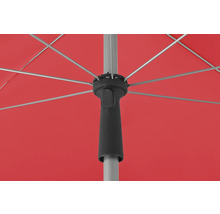 Detailansicht eines roten Sonnenschirms mit Gestell