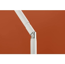 Detailaufnahme eines weißen Lampenarms mit Gelenk