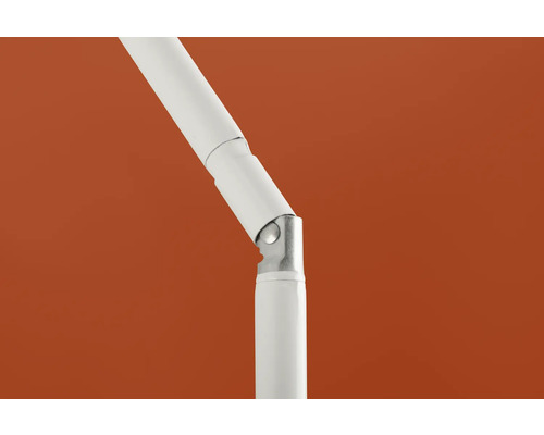 Detailaufnahme eines weißen Lampenarms mit Gelenk