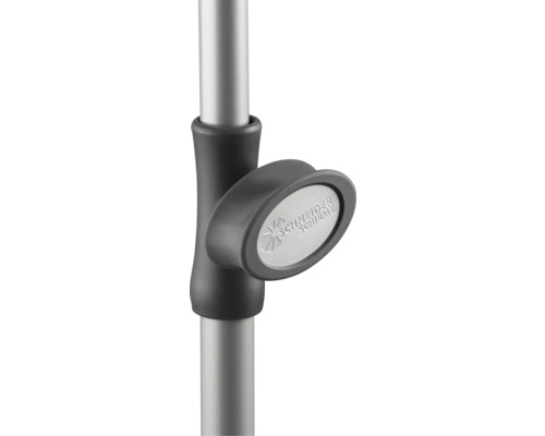 Detailaufnahme eines Sonnenschirmständers mit Schneider Schirme Logo