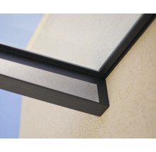 Detail eines dunklen Aluminiumrahmens für eine Terrassenüberdachung mit Glaselement an einer Außenwand.